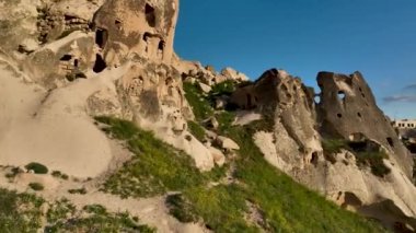 İnsansız hava aracı inanılmaz kaya oluşumlarının üzerinde uçuyor. Muhteşem bir manzara. Kapadokya Türkiye 'nin popüler bir turizm beldesi.