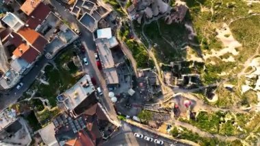 İnsansız hava aracı inanılmaz kaya oluşumlarının üzerinde uçuyor. Muhteşem bir manzara. Kapadokya Türkiye 'nin popüler bir turizm beldesi.