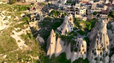 İnanılmaz bir manzara. Kapadokya Türkiye 'nin popüler bir turizm beldesi.