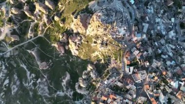 İnsansız hava aracı inanılmaz kaya oluşumlarının üzerinde uçuyor. Muhteşem bir manzara. Kapadokya Türkiye 'nin popüler bir turizm beldesi.