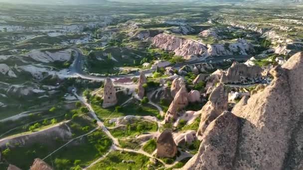 Беспилотник Пролетает Над Удивительными Скалами Сказочный Пейзаж Каппадокия Является Популярным — стоковое видео