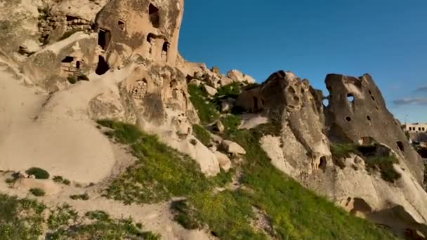 Беспилотник Пролетает Над Удивительными Скалами Сказочный Пейзаж Каппадокия Является Популярным — стоковое видео