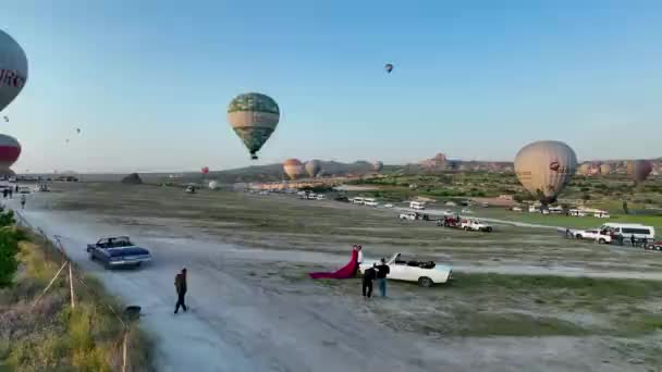 Hot Air Balloons Fly Mountainous Landscape Cappadocia Turkey Aerial View — ストック動画