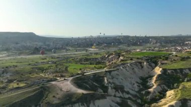 İnsansız hava aracı inanılmaz kaya oluşumlarının üzerinde uçuyor. Muhteşem bir manzara. Kapadokya Türkiye 'nin popüler bir turizm beldesi.