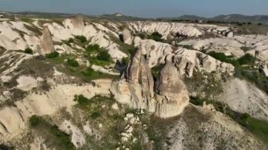 İnsansız hava aracı inanılmaz kaya oluşumlarının üzerinde uçuyor. Muhteşem bir manzara. Kapadokya Türkiye 'nin popüler bir turizm beldesi.