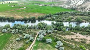 Hindi. İnsansız hava aracı inanılmaz kaya oluşumlarının üzerinde uçuyor. Muhteşem bir manzara.