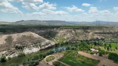 Hindi. İnsansız hava aracı inanılmaz kaya oluşumlarının üzerinde uçuyor. Muhteşem bir manzara.