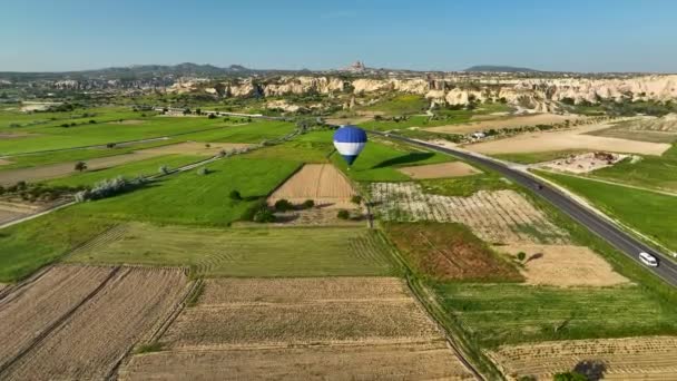 Hot Air Balloons Fly Mountainous Landscape Cappadocia Turkey Aerial View — Vídeo de stock