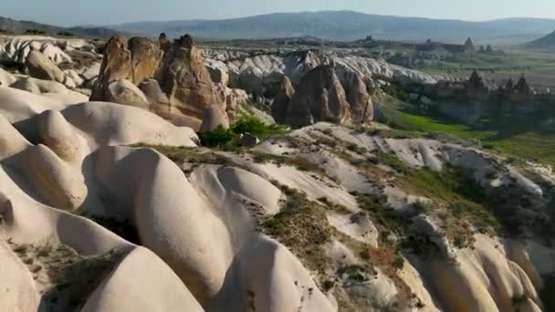 Drone Vliegt Verbazingwekkende Rotsformaties Prachtig Landschap Cappadocië Een Populaire Toeristische — Stockvideo