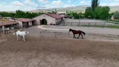 Hindi. İnsansız hava aracı inanılmaz kaya oluşumlarının üzerinde uçuyor. Muhteşem bir manzara.