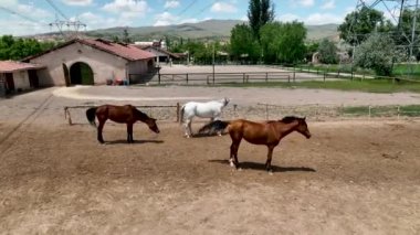 Hindi. İnsansız hava aracı inanılmaz kaya oluşumlarının üzerinde uçuyor. Muhteşem bir manzara.