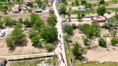 Hindi. İnsansız hava aracı inanılmaz kaya oluşumlarının üzerinde uçuyor. Muhteşem bir manzara.