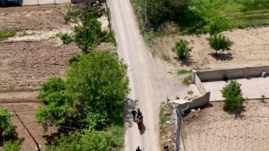 Hindi. İnsansız hava aracı inanılmaz kaya oluşumlarının üzerinde uçuyor. Muhteşem bir manzara.