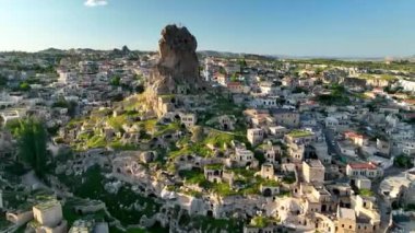 İnsansız hava aracı inanılmaz kaya oluşumlarının üzerinde uçuyor. Muhteşem bir manzara. Kapadokya Türkiye 'nin popüler bir turizm beldesi.