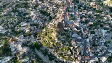İnsansız hava aracı inanılmaz kaya oluşumlarının üzerinde uçuyor. Muhteşem bir manzara. Kapadokya Türkiye 'nin popüler bir turizm beldesi.
