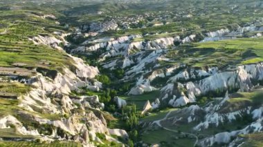 Hindi. İnsansız hava aracı inanılmaz kaya oluşumlarının üzerinde uçuyor. Muhteşem bir manzara..