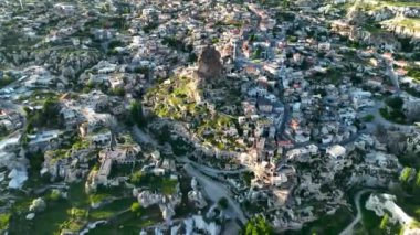 İnsansız hava aracı inanılmaz kaya oluşumlarının üzerinde uçuyor. Muhteşem bir manzara. Kapadokya Türkiye 'nin popüler bir turizm beldesi.