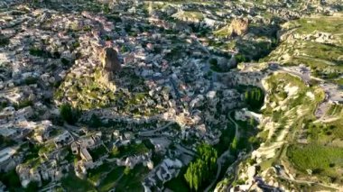 İnsansız hava aracı inanılmaz kaya oluşumlarının üzerinde uçuyor. Muhteşem bir manzara. Kapadokya Türkiye 'nin popüler bir turizm beldesi.
