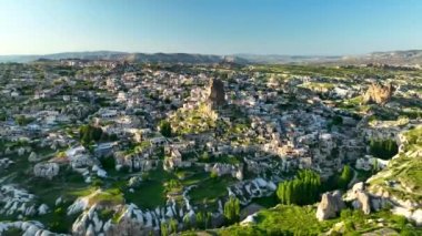 İnsansız hava aracı inanılmaz kaya oluşumlarının üzerinde uçuyor. Muhteşem bir manzara. Kapadokya Türkiye 'nin popüler bir turizm beldesi.