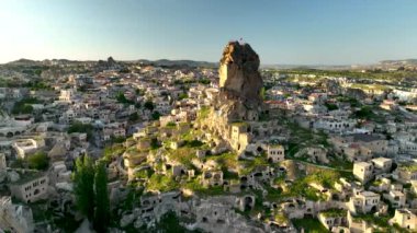 İnsansız hava aracı inanılmaz kaya oluşumlarının üzerinde uçuyor. Muhteşem bir manzara. Kapadokya Türkiye 'nin popüler bir turizm beldesi.