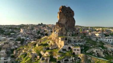 İnsansız hava aracı inanılmaz kaya oluşumlarının üzerinde uçuyor. Muhteşem bir manzara. Kapadokya Türkiye 'nin popüler bir turizm beldesi.