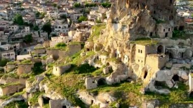 İnsansız hava aracı inanılmaz kaya oluşumlarının üzerinde uçuyor. Muhteşem bir manzara. Kapadokya Türkiye 'nin popüler bir turizm beldesi.