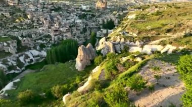 İnsansız hava aracı inanılmaz kaya oluşumlarının üzerinde uçuyor. Muhteşem bir manzara. Kapadokya Türkiye 'nin popüler bir turizm beldesi.