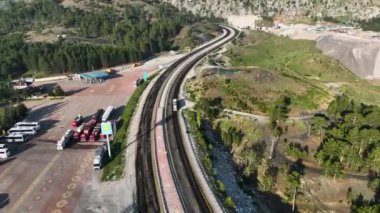 Yol dağların tepesinde.