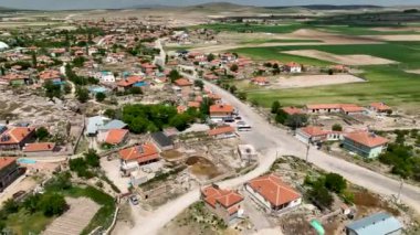 Hindi. İnsansız hava aracı inanılmaz kaya oluşumlarının üzerinde uçuyor. Muhteşem bir manzara.