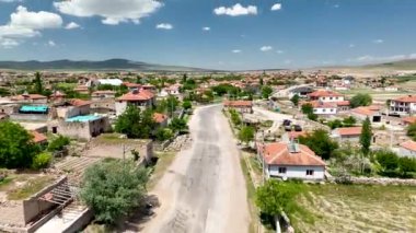 Hindi. İnsansız hava aracı inanılmaz kaya oluşumlarının üzerinde uçuyor. Muhteşem bir manzara.