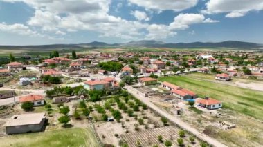 Hindi. İnsansız hava aracı inanılmaz kaya oluşumlarının üzerinde uçuyor. Muhteşem bir manzara.