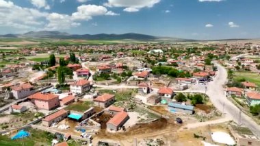 Hindi. İnsansız hava aracı inanılmaz kaya oluşumlarının üzerinde uçuyor. Muhteşem bir manzara.