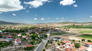 Hindi. İnsansız hava aracı inanılmaz kaya oluşumlarının üzerinde uçuyor. Muhteşem bir manzara.