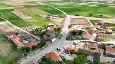 Hindi. İnsansız hava aracı inanılmaz kaya oluşumlarının üzerinde uçuyor. Muhteşem bir manzara.