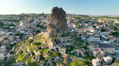 İnsansız hava aracı inanılmaz kaya oluşumlarının üzerinde uçuyor. Muhteşem bir manzara. Kapadokya Türkiye 'nin popüler bir turizm beldesi.