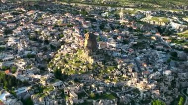 İnsansız hava aracı inanılmaz kaya oluşumlarının üzerinde uçuyor. Muhteşem bir manzara. Kapadokya Türkiye 'nin popüler bir turizm beldesi.