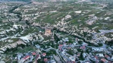 İnsansız hava aracı inanılmaz kaya oluşumlarının üzerinde uçuyor. Muhteşem bir manzara. Kapadokya Türkiye 'nin popüler bir turizm beldesi.