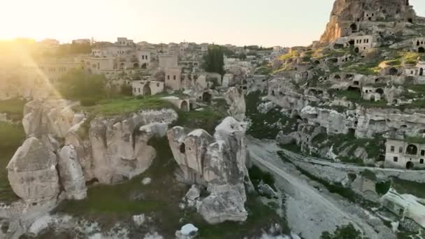 ドローンは驚くべき岩の形成の上を飛ぶ 素晴らしい風景です カッパドキアはトルコの人気のある観光地です — ストック動画