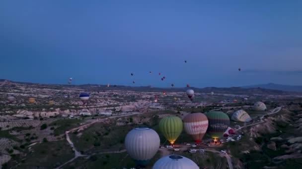 Hot Air Balloons Fly Mountainous Landscape Cappadocia Turkey Aerial View — Vídeo de Stock