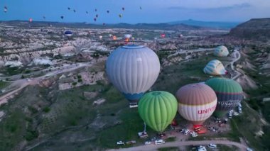 Hava manzaralı Sıcak hava balonları Ünlü Kapadokya kenti, Türkiye.