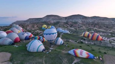 İnsansız hava aracı inanılmaz kaya oluşumlarının üzerinde uçuyor. Muhteşem bir manzara. Kapadokya Türkiye 'nin popüler bir turizm beldesi.
