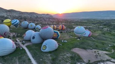 İnsansız hava aracı inanılmaz kaya oluşumlarının üzerinde uçuyor. Muhteşem bir manzara. Kapadokya Türkiye 'nin popüler bir turizm beldesi.