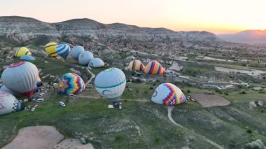 Hava manzaralı Sıcak hava balonları Ünlü Kapadokya kenti, Türkiye.