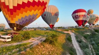 Hava manzaralı Sıcak hava balonları Ünlü Kapadokya kenti, Türkiye.