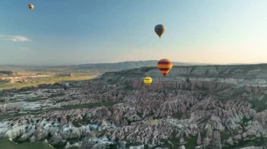 İnsansız hava aracı inanılmaz kaya oluşumlarının üzerinde uçuyor. Muhteşem bir manzara. Kapadokya Türkiye 'nin popüler bir turizm beldesi.