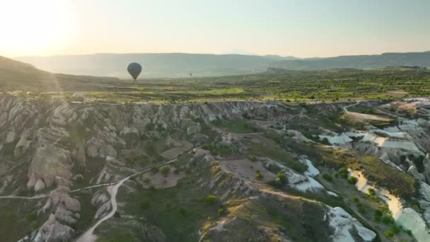 无人机飞越令人惊奇的岩层神奇的风景 卡帕多西亚是土耳其最受欢迎的旅游胜地 — 图库视频影像