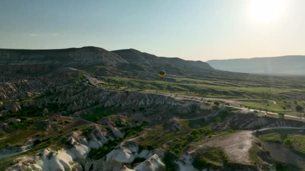 Drone Vliegt Verbazingwekkende Rotsformaties Prachtig Landschap Cappadocië Een Populaire Toeristische — Stockvideo