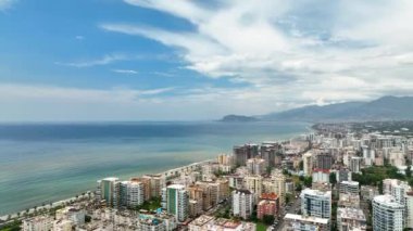 Şehrin üzerinde renkli günbatımı