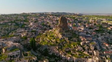 Hindi. İnsansız hava aracı inanılmaz kaya oluşumlarının üzerinde uçuyor. Muhteşem bir manzara..