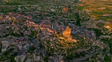 Hindi. İnsansız hava aracı inanılmaz kaya oluşumlarının üzerinde uçuyor. Muhteşem bir manzara..